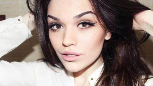 С помощью стрелочек очень легко придать глазам нужную форму. 01