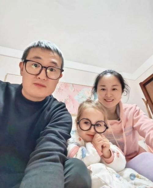 У китайской пары внезапно родилась девочка со светлыми волосами и голубыми глазами …. 