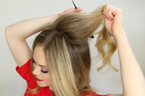 Милая прическа с начесом и косичкой на каждый день. 03 Милая прическа с начесом и косичкой на каждый день. 03