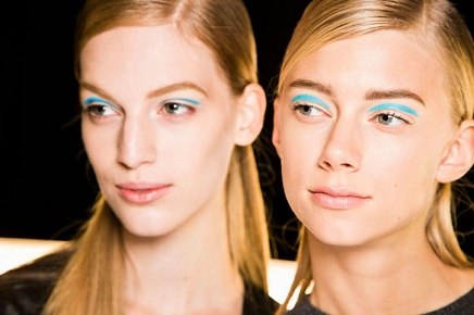 В этом сезоне визажисты дали новую жизнь классическому макияжу: стрелки стали разноцветными. 02