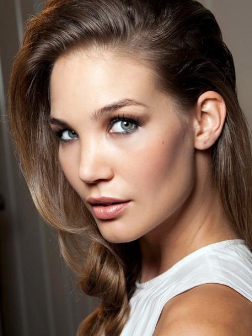 Техника макияжа страйпинг (Striping) - использование правильного бронзера, где основной акцент делается на скулы. 04