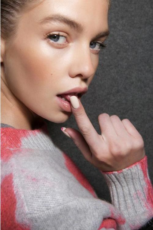 Техника макияжа страйпинг (Striping) - использование правильного бронзера, где основной акцент делается на скулы. 01