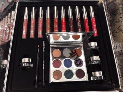 В наличии: Подарочный набор Kylie Holiday Edition - невероятная суперновинка! 02 В наличии: Подарочный набор Kylie Holiday Edition - невероятная суперновинка! 02