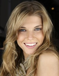 Лицо девушки как чистый холст, на который нужно нанести краски. 02