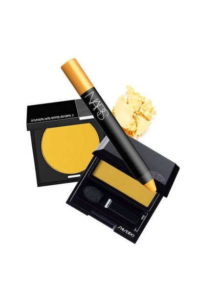 Желтые тени - лучи солнца на лице. 01