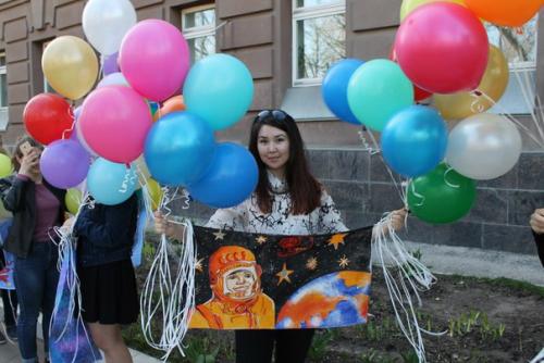 10 апреля напротив 10 корпуса сгу было мероприятие посвященное закрытию космической эстафеты. 02