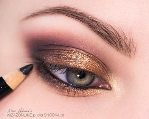 Все известные марки косметики имеют в своих коллекциях не только пудры и тени, но даже и крема, мерцающие металлическим золотистым цветом. 06 Все известные марки косметики имеют в своих коллекциях не только пудры и тени, но даже и крема, мерцающие металлическим золотистым цветом. 06