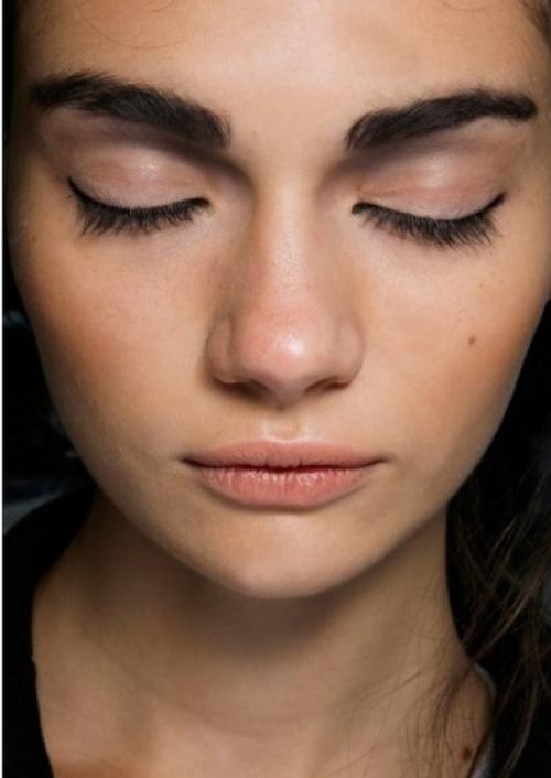 Тонкие невидимые стрелки для глаз - бьюти - тренд весны! 01