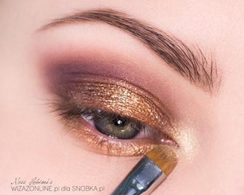 Все известные марки косметики имеют в своих коллекциях не только пудры и тени, но даже и крема, мерцающие металлическим золотистым цветом. 04 Все известные марки косметики имеют в своих коллекциях не только пудры и тени, но даже и крема, мерцающие металлическим золотистым цветом. 04