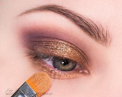 Все известные марки косметики имеют в своих коллекциях не только пудры и тени, но даже и крема, мерцающие металлическим золотистым цветом. 03 Все известные марки косметики имеют в своих коллекциях не только пудры и тени, но даже и крема, мерцающие металлическим золотистым цветом. 03