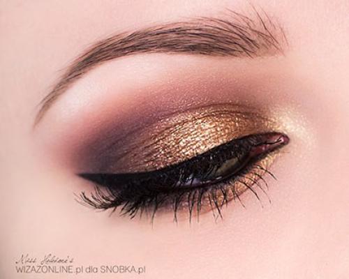 Все известные марки косметики имеют в своих коллекциях не только пудры и тени, но даже и крема, мерцающие металлическим золотистым цветом. 08 Все известные марки косметики имеют в своих коллекциях не только пудры и тени, но даже и крема, мерцающие металлическим золотистым цветом. 08