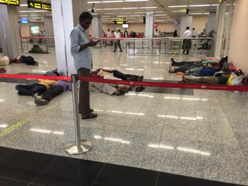 Вышли из зоны ожидания бизнес класса в половину 4 утра, пошли на посадку на свой самолёт. 01 Вышли из зоны ожидания бизнес класса в половину 4 утра, пошли на посадку на свой самолёт. 01