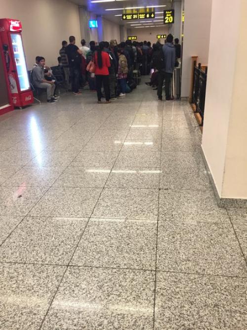 Вышли из зоны ожидания бизнес класса в половину 4 утра, пошли на посадку на свой самолёт. 03 Вышли из зоны ожидания бизнес класса в половину 4 утра, пошли на посадку на свой самолёт. 03