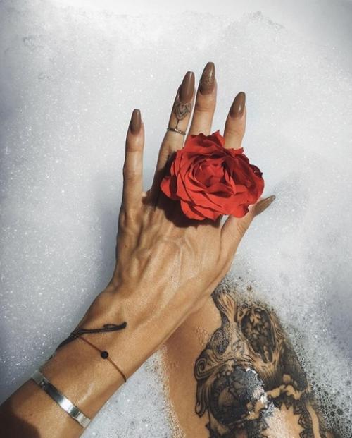 10 худших вещей, которые ты делаешь со своими ногтями. 01