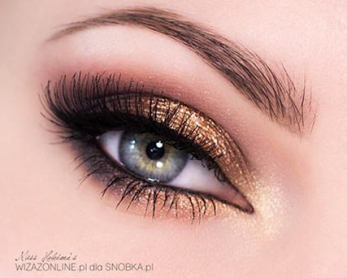 Все известные марки косметики имеют в своих коллекциях не только пудры и тени, но даже и крема, мерцающие металлическим золотистым цветом. 09 Все известные марки косметики имеют в своих коллекциях не только пудры и тени, но даже и крема, мерцающие металлическим золотистым цветом. 09