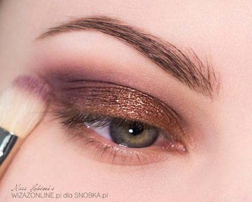 Все известные марки косметики имеют в своих коллекциях не только пудры и тени, но даже и крема, мерцающие металлическим золотистым цветом. 02 Все известные марки косметики имеют в своих коллекциях не только пудры и тени, но даже и крема, мерцающие металлическим золотистым цветом. 02