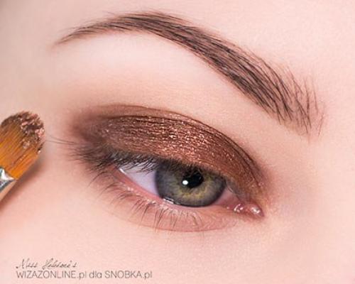 Все известные марки косметики имеют в своих коллекциях не только пудры и тени, но даже и крема, мерцающие металлическим золотистым цветом. 01 Все известные марки косметики имеют в своих коллекциях не только пудры и тени, но даже и крема, мерцающие металлическим золотистым цветом. 01