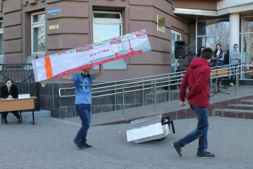 10 апреля напротив 10 корпуса сгу было мероприятие посвященное закрытию космической эстафеты. 03