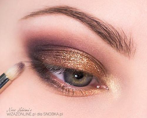 Все известные марки косметики имеют в своих коллекциях не только пудры и тени, но даже и крема, мерцающие металлическим золотистым цветом. 05 Все известные марки косметики имеют в своих коллекциях не только пудры и тени, но даже и крема, мерцающие металлическим золотистым цветом. 05