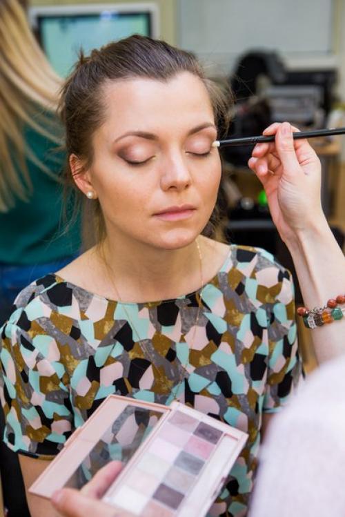 Для создания вечернего макияжа не достаточно более плотного нанесения декоративной косметики. 05