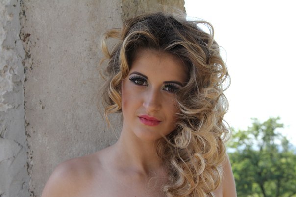 Яна Мартьянова. Яркая, оригинальная, стильная дама. У девушки красивые глаза, . 02