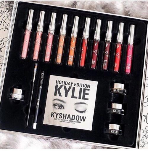 Новинка!  Набор для макияжа Kylie Holiday Edition Set - мечта любой девушки! 02 Новинка!  Набор для макияжа Kylie Holiday Edition Set - мечта любой девушки! 02