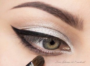 Макияж Волна. 1. нарисуйте черным карандашом Волну на верхнем веке. 06