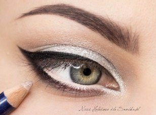 Макияж Волна. 1. нарисуйте черным карандашом Волну на верхнем веке. 05