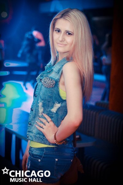 Яна Мартьянова. Яркая, оригинальная, стильная дама. У девушки красивые глаза, . 01