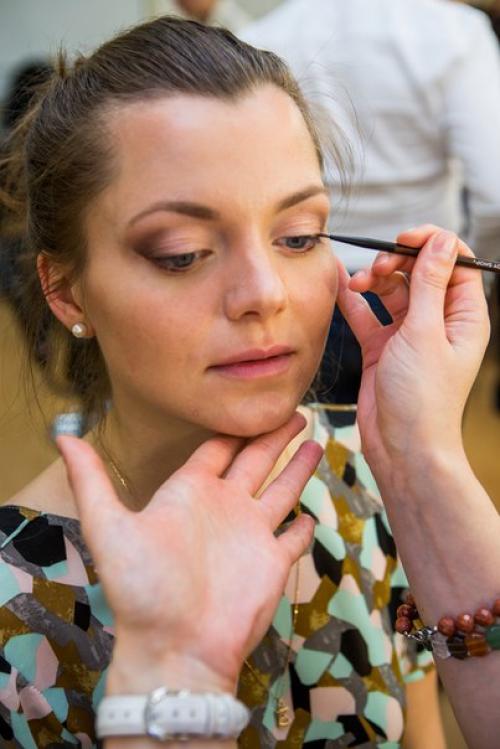 Для создания вечернего макияжа не достаточно более плотного нанесения декоративной косметики. 07