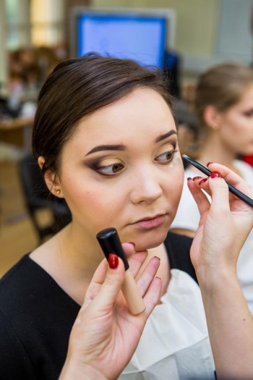 Для создания вечернего макияжа не достаточно более плотного нанесения декоративной косметики. 04