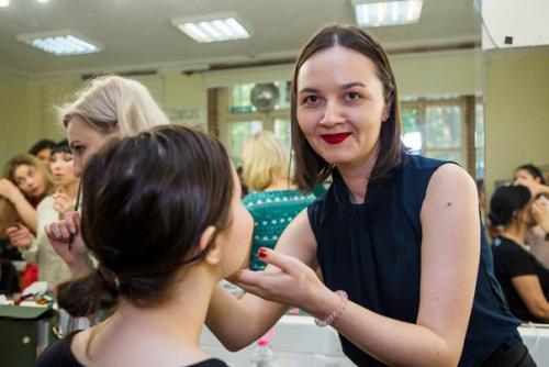 Для создания вечернего макияжа не достаточно более плотного нанесения декоративной косметики. 06