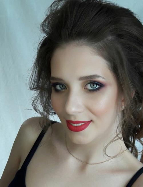 После просмотра мастер - класса Ксении Никитиной и покупки сногшибательных пигментов Klepachpro, чесались руки попробовать сделать Color_Make_up. 01