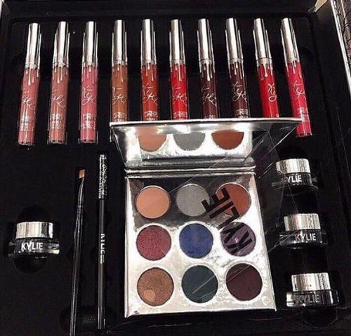 Новинка!  Набор для макияжа Kylie Holiday Edition Set - мечта любой девушки! 01 Новинка!  Набор для макияжа Kylie Holiday Edition Set - мечта любой девушки! 01