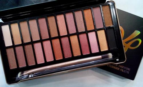 Тени для век Urban Decay Naked 4отличнo ложатся на веки, держатся до конца дня, не скатываются. 01