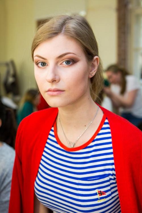 Для создания вечернего макияжа не достаточно более плотного нанесения декоративной косметики. 01