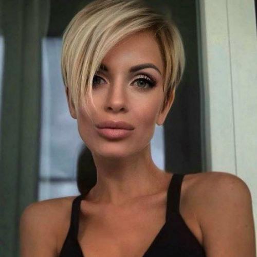 Традиционный пикси всегда был популярен, но в 2022 году он станет длиннее сверху и более коротким по бокам, а не будет иметь одну короткую длину. 02