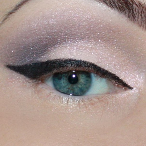 Приготовили для вас пошаговую инструкцию вечернего макияжа глаз, чтобы вы всегда были неотразимы и привлекательны в эту часть дня. 03