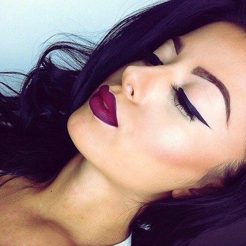 Как научиться подводить глаза подводкой. Как научиться красить глаза подводкой?