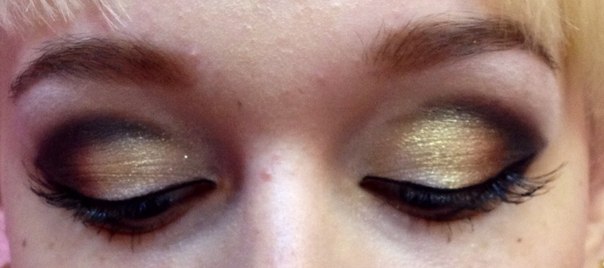 Вечерний макияж сделает вас ярче и подчеркнет глубину ваших дивных глаз. 06