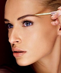 Форма бровей. Форму бровей можно изменить, применив более густой общий тон, смешанный с пудрой. 02