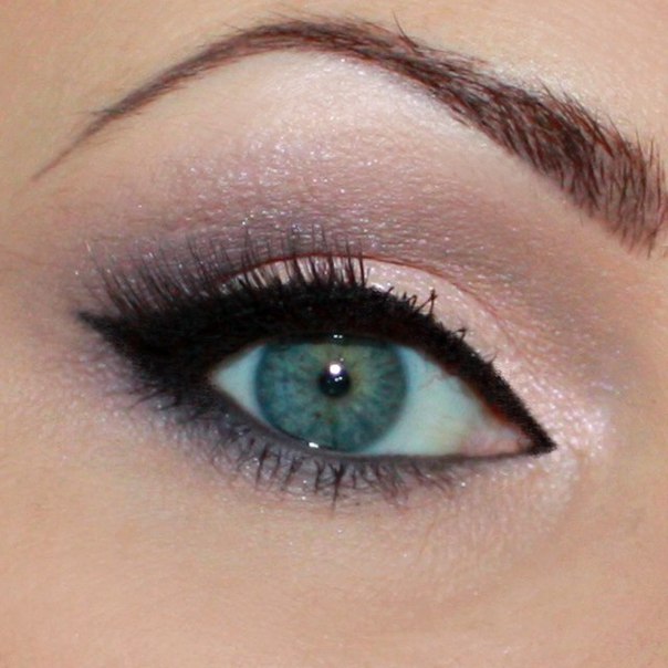 Приготовили для вас пошаговую инструкцию вечернего макияжа глаз, чтобы вы всегда были неотразимы и привлекательны в эту часть дня. 05