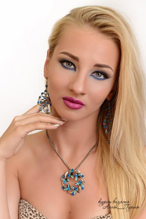 Smoky Eyes - это одна из классических схем макияжа, которая позволяет создать необыкновенно привлекательный образ. 01