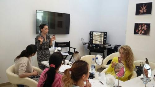 Милые девушки!   Приглашаю вас сделать себе приятный и очень полезный подарок, пройти обучение Сам Себе Визажист в студии красоты Artistry. 04