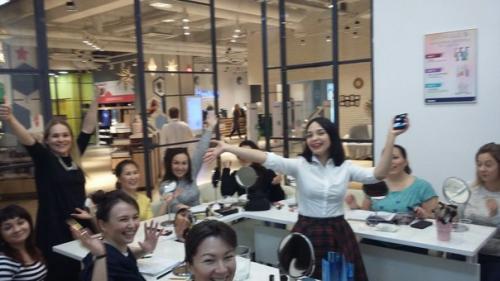 Милые девушки!   Приглашаю вас сделать себе приятный и очень полезный подарок, пройти обучение Сам Себе Визажист в студии красоты Artistry. 01