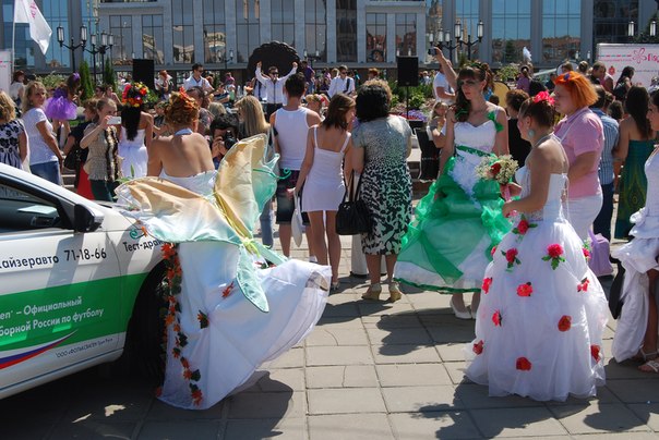 В минувшие выходные в Туле прошел VI Парад невест. Девушки устроили настоящее шоу. 01