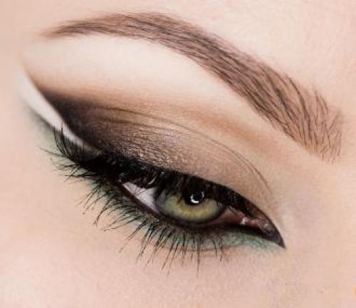Макияж глаз должен подчеркивать красоту их цвета и формы, но не делать их Раскрашеными. 01