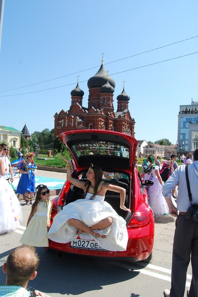 В минувшие выходные в Туле прошел VI Парад невест. Девушки устроили настоящее шоу. 02
