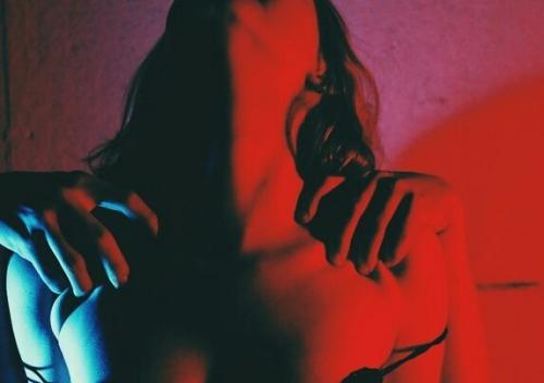 Приглушенный свет, аромат кофе витает в воздухе. 01