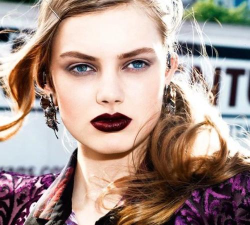 В нынешнем сезоне популярны темные оттенки помад. 04